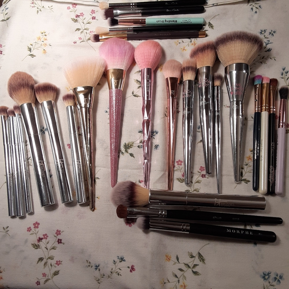 Makeup brushes